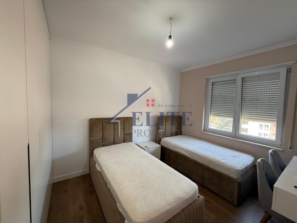 Tirane, jepet me qera apartament 2+1+Ballkon Kati 4, 100 m² 1.000 € (Fakulteti Ekonomik)
