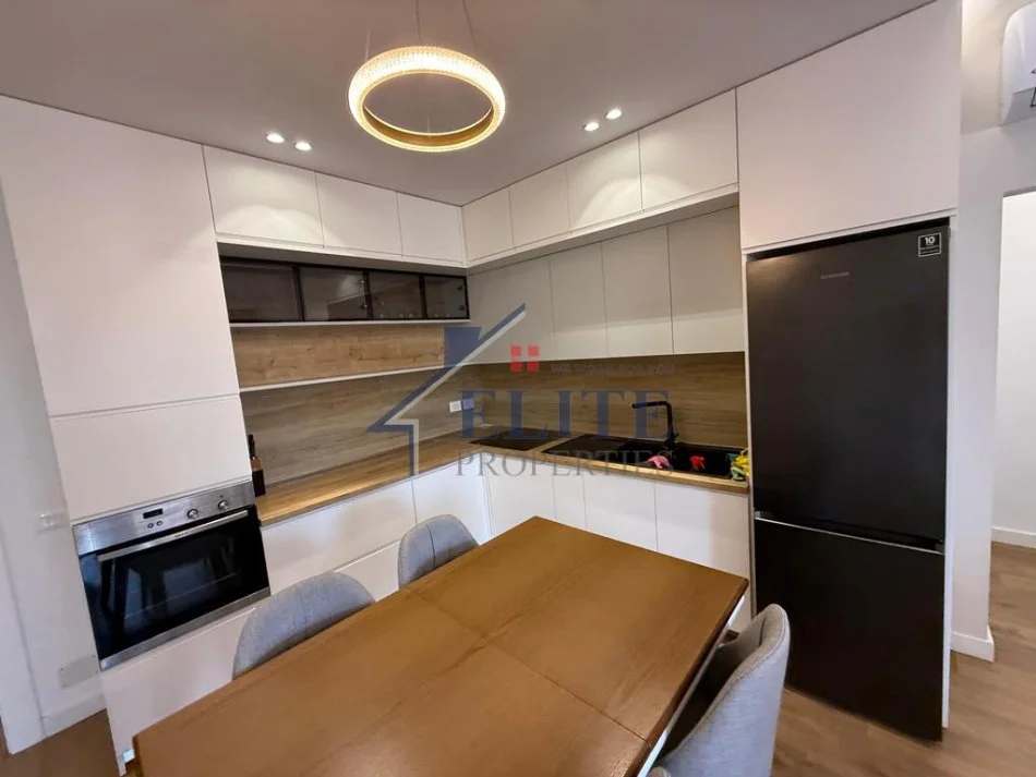 Tirane, jepet me qera apartament 2+1+Ballkon Kati 4, 100 m² 1.000 € (Fakulteti Ekonomik)