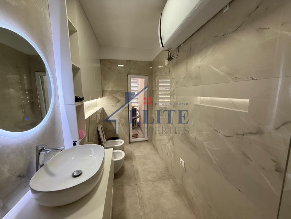 Tirane, jepet me qera apartament 2+1+Ballkon Kati 4, 100 m² 1.000 € (Fakulteti Ekonomik)