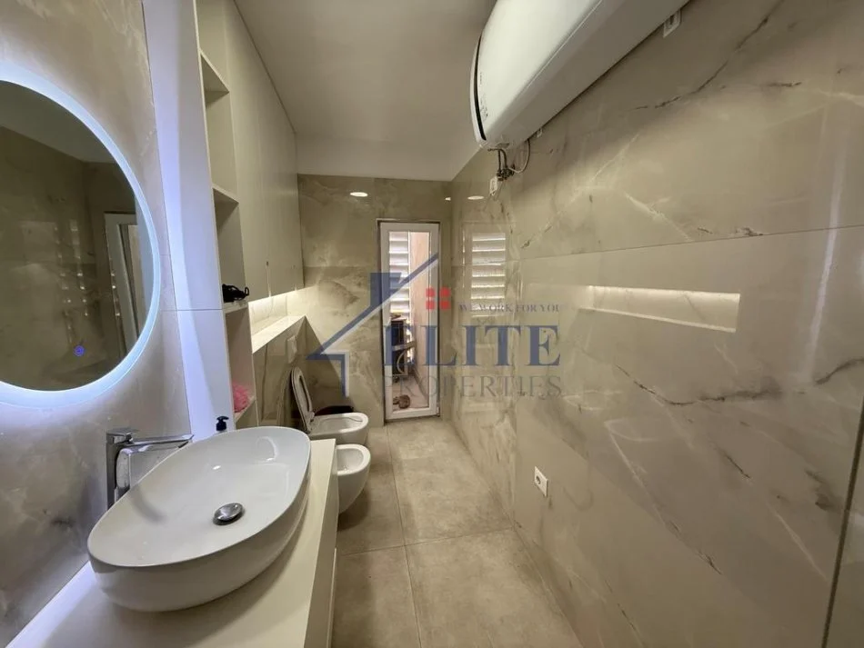 Tirane, jepet me qera apartament 2+1+Ballkon Kati 4, 100 m² 1.000 € (Fakulteti Ekonomik)