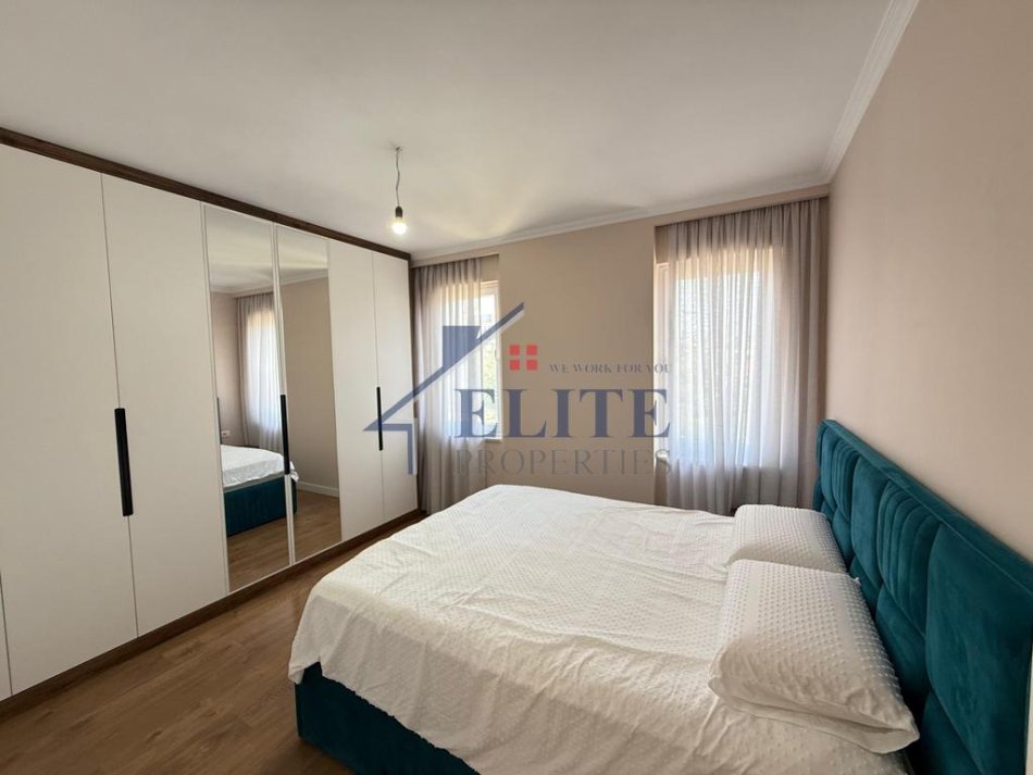 Tirane, jepet me qera apartament 2+1+Ballkon Kati 4, 100 m² 1.000 € (Fakulteti Ekonomik)