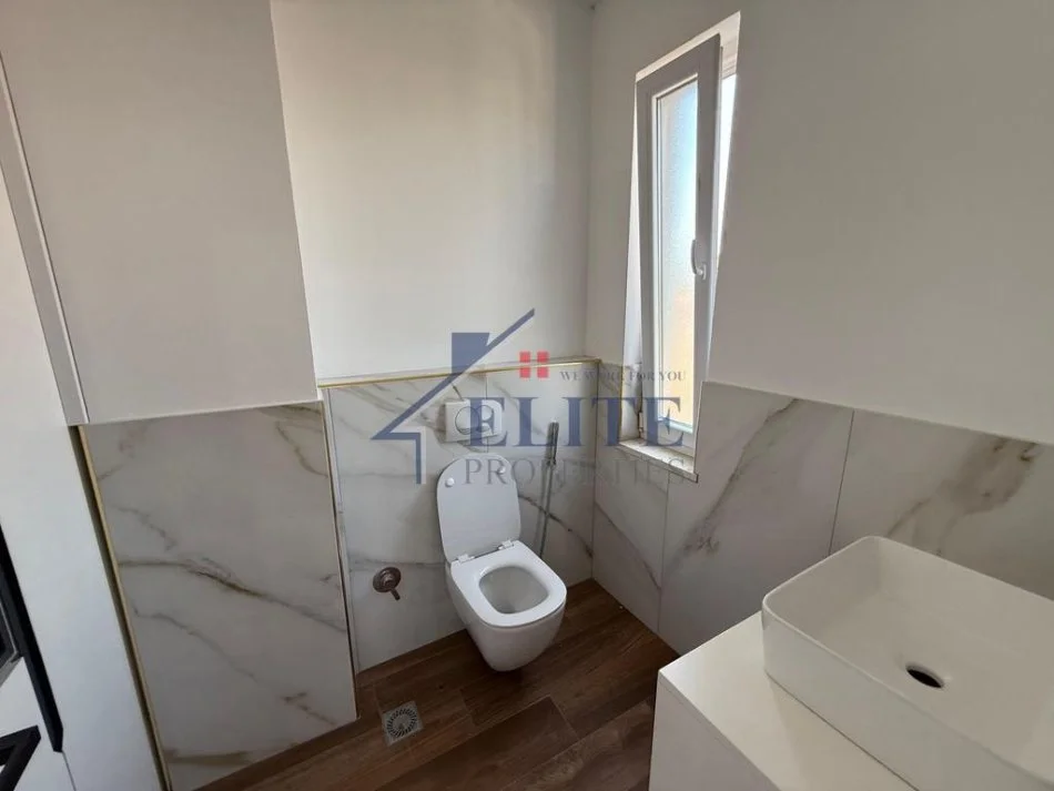 Tirane, jepet me qera apartament 2+1+Ballkon Kati 4, 100 m² 1.000 € (Fakulteti Ekonomik)