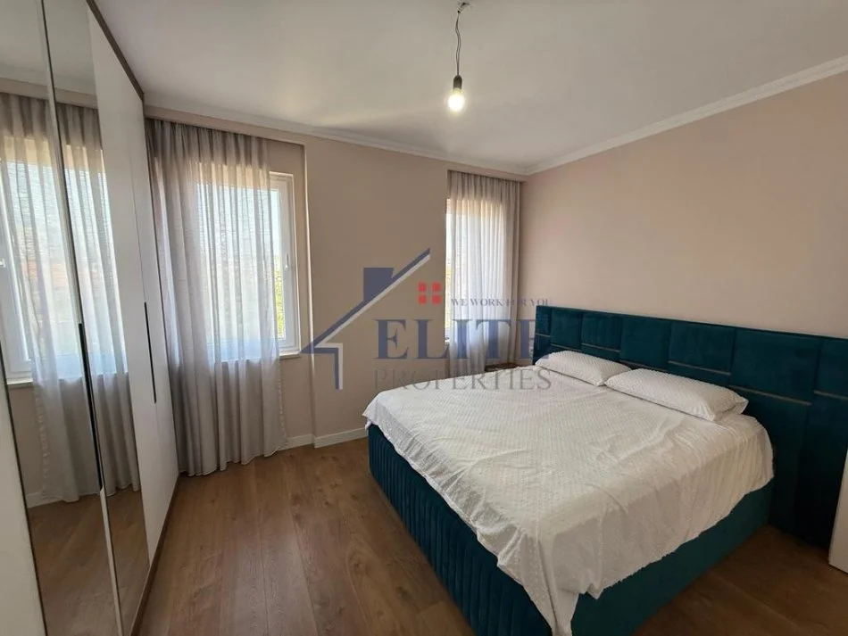 Tirane, jepet me qera apartament 2+1+Ballkon Kati 4, 100 m² 1.000 € (Fakulteti Ekonomik)