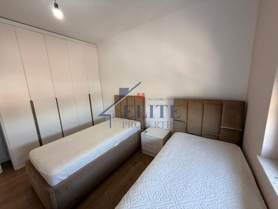 Tirane, jepet me qera apartament 2+1+Ballkon Kati 4, 100 m² 1.000 € (Fakulteti Ekonomik)