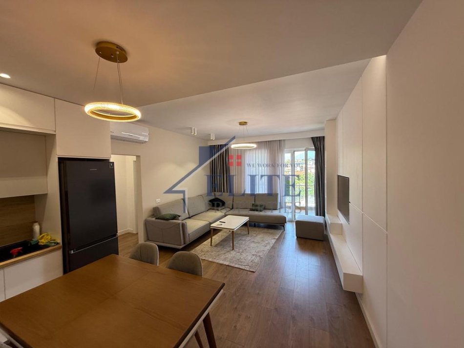 Tirane, jepet me qera apartament 2+1+Ballkon Kati 4, 100 m² 1.000 € (Fakulteti Ekonomik)