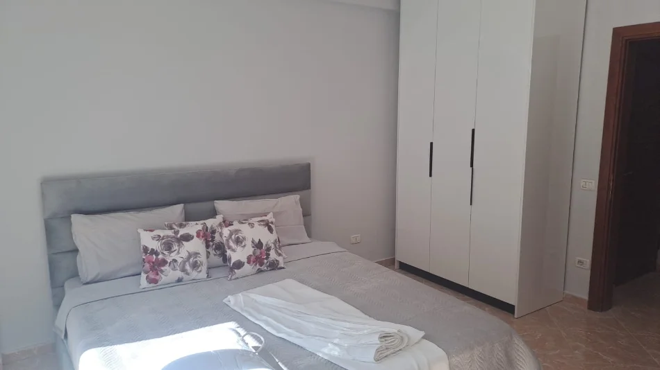 Tirane, jepet me qera apartament 1+1 Kati 2, 65 m² 500 € (Kompleksi Kolombo Liqeni i Thate)