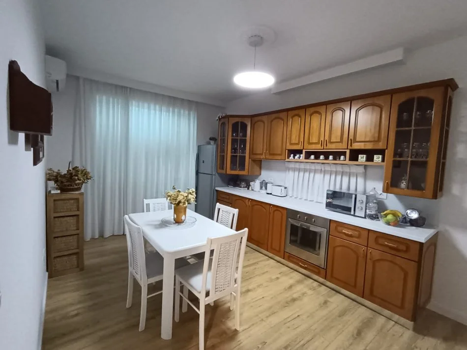Tirane, jepet me qera apartament 2+1+Aneks+Ballkon Kati 4, 110 m² 600 € (rruga Karl Gega)