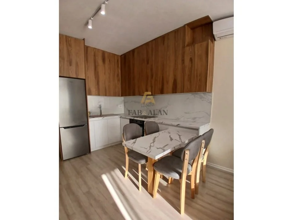 Tirane, jepet me qera apartament 2+1 Kati 4, 76 m² 1.000 € (Zogu i Zi)