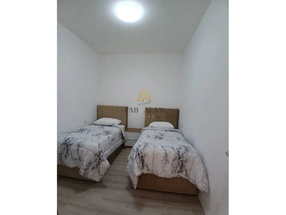 Tirane, jepet me qera apartament 2+1 Kati 4, 76 m² 1.000 € (Zogu i Zi)