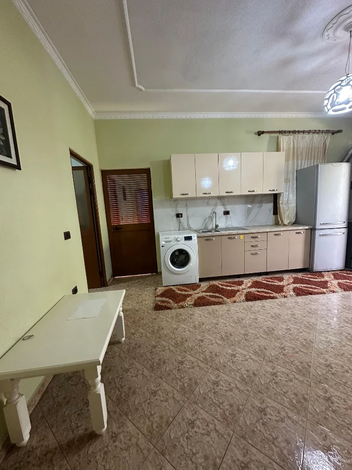 Tirane, jepet me qera shtepi 2+1 Kati 2, 400 € (Casa italia)