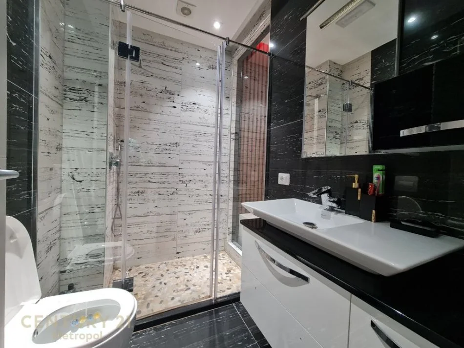 Tirane, jepet me qera apartament 2+1 Kati 1, 95 m² 800 € (KOPSHTI BOTANIK)