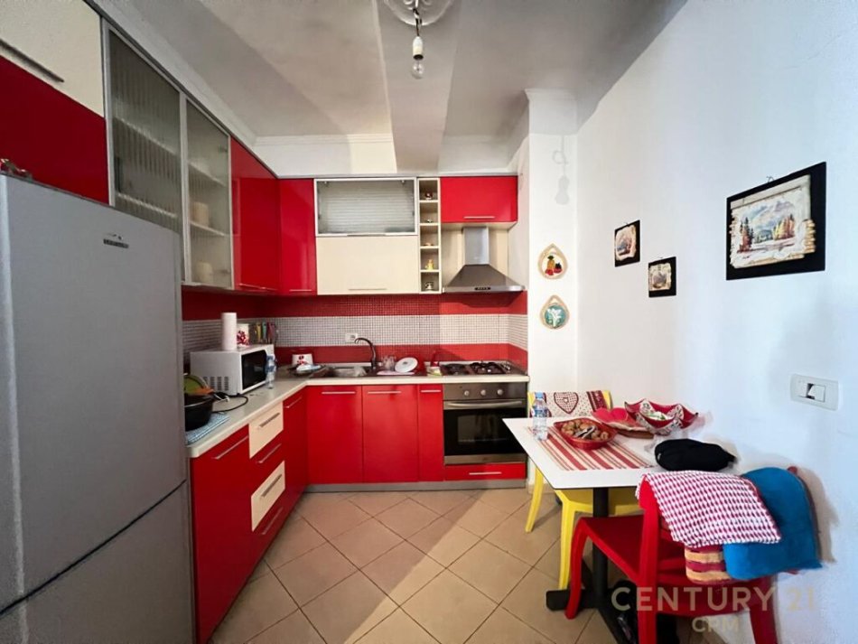 Tirane, jap me qera apartament 1+1+Ballkon, , 77 m2 450 € (Komuna e Parisit)