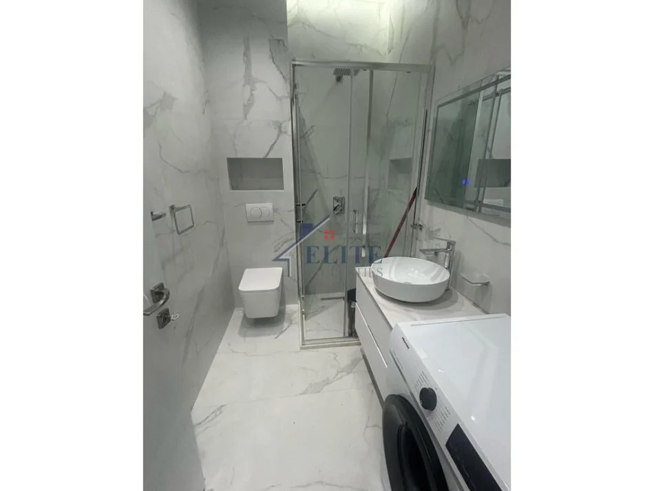 Tirane, jepet me qera apartament 2+1+Ballkon Kati 7, 120 m² 1.200 € (9 Katshet)