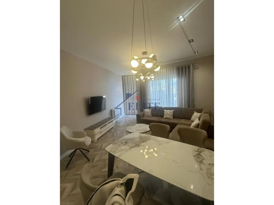 Tirane, jepet me qera apartament 2+1+Ballkon Kati 7, 120 m² 1.200 € (9 Katshet)