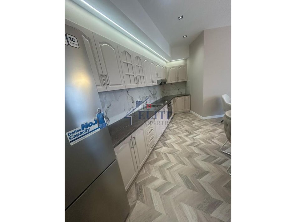 Tirane, jepet me qera apartament 2+1+Ballkon Kati 7, 120 m² 1.200 € (9 Katshet)