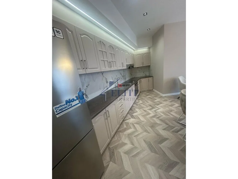 Tirane, jepet me qera apartament 2+1+Ballkon Kati 7, 120 m² 1.200 € (9 Katshet)