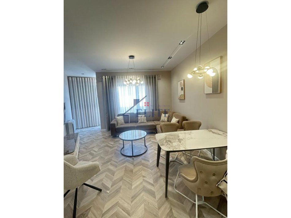 Tirane, jepet me qera apartament 2+1+Ballkon Kati 7, 120 m² 1.200 € (9 Katshet)