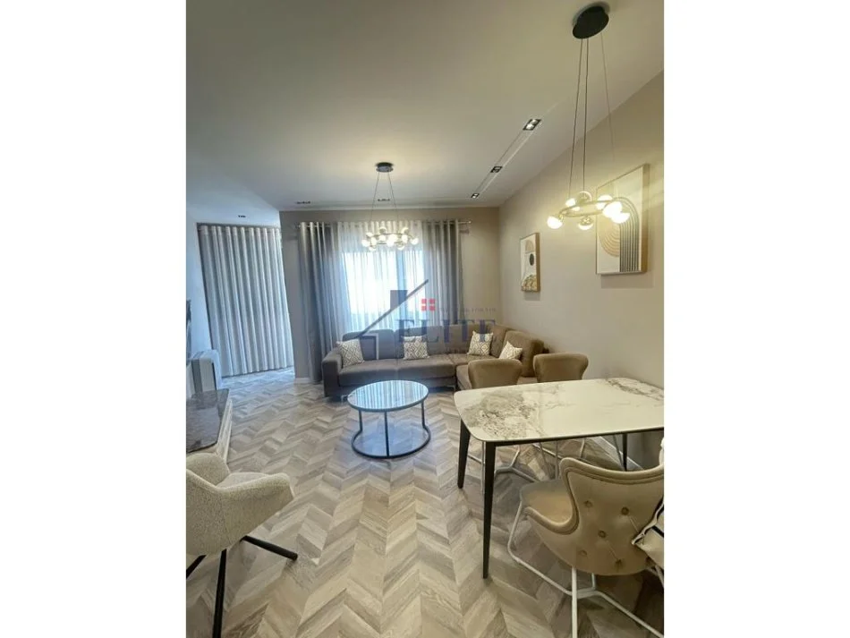 Tirane, jepet me qera apartament 2+1+Ballkon Kati 7, 120 m² 1.200 € (9 Katshet)