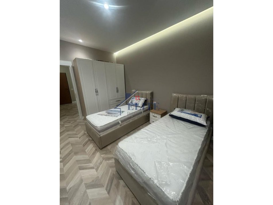 Tirane, jepet me qera apartament 2+1+Ballkon Kati 7, 120 m² 1.200 € (9 Katshet)
