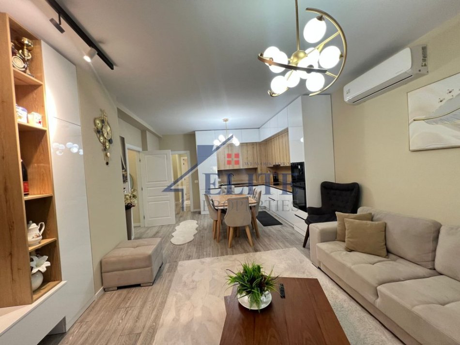 Tirane, jepet me qera apartament 1+1+Ballkon Kati 5, 100 m² 800 €