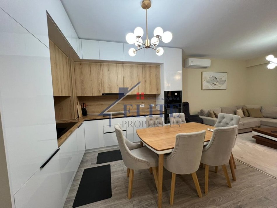 Tirane, jepet me qera apartament 1+1+Ballkon Kati 5, 100 m² 800 €