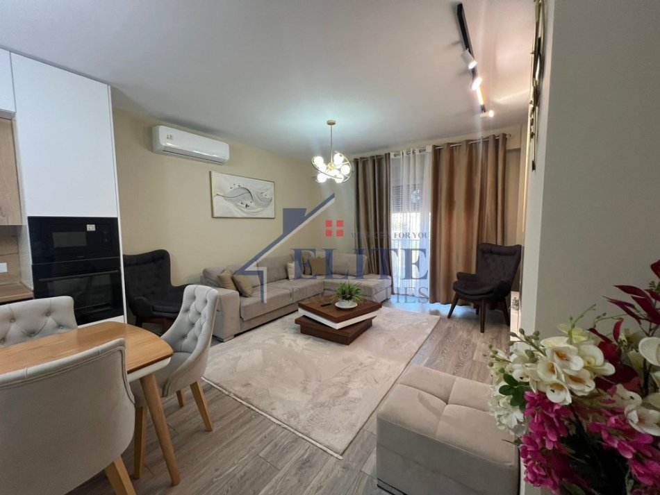 Tirane, jepet me qera apartament 1+1+Ballkon Kati 5, 100 m² 800 €