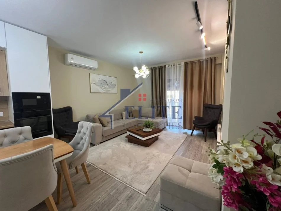 Tirane, jepet me qera apartament 1+1+Ballkon Kati 5, 100 m² 800 €