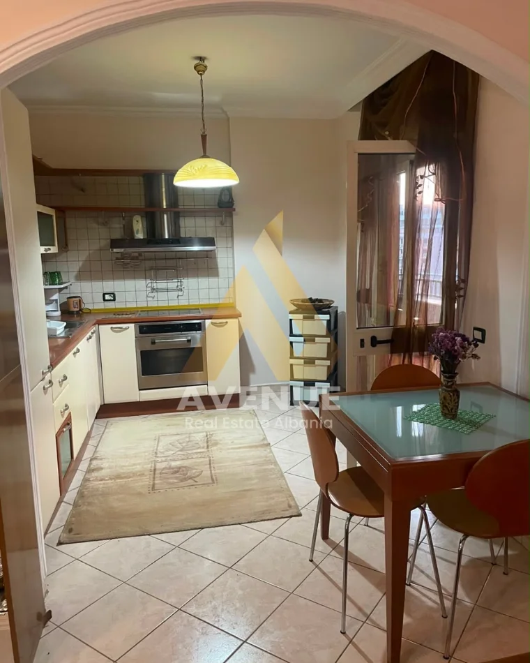 Tirane, jepet me qera apartament 2+1+Ballkon Kati 7, 96 m² 750 € (Bulevardi Zogu 1)