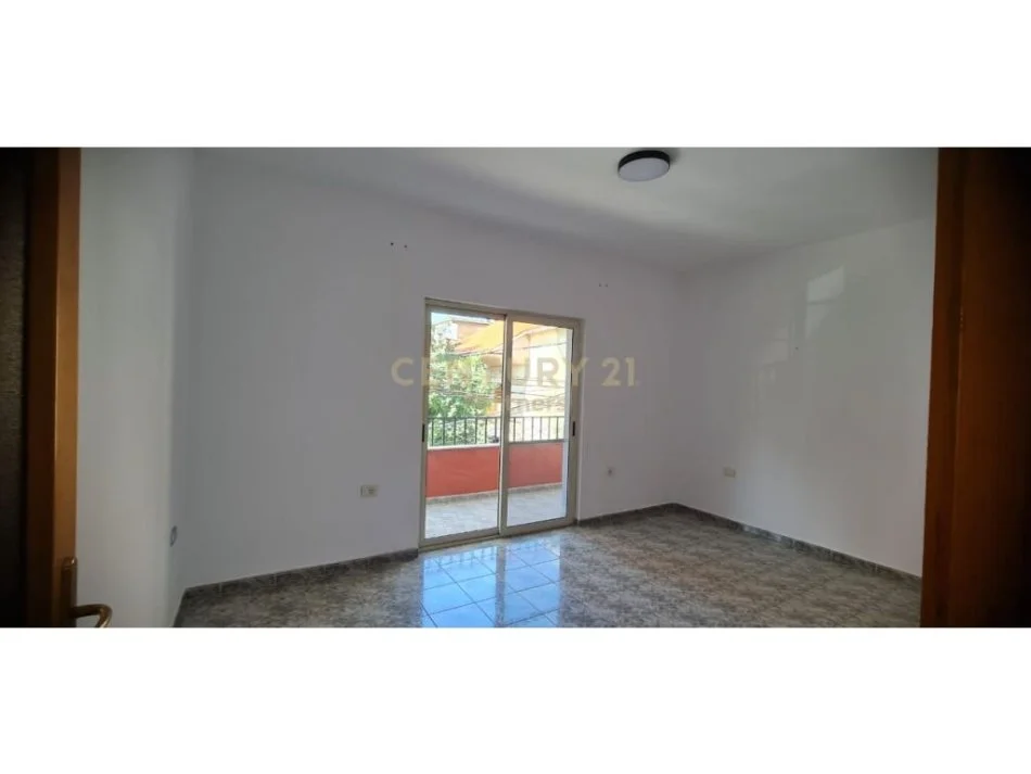 Tirane, jepet me qera apartament 4+1+Ballkon, Kati 1, 120 m² 1,000 € (21 Dhjetori)