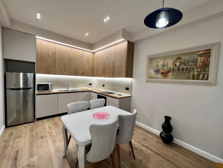 Tirane, jepet me qera apartament 1+1 Kati 1, 80 m² 600 € (Prane rruges se durresit)