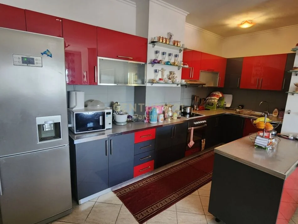 Tirane, shitet apartament 3+1+Ballkon, Kati 7, 145 m² 125,000 € (Kombinat)