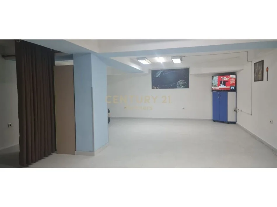 Tirane, shitet magazine , Kati 1, 90 m² 150,000 € (21 Dhjetori)