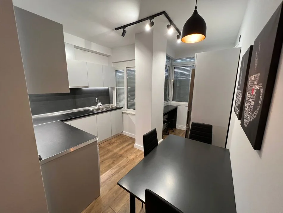 Tirane, jepet me qera apartament 1+1 Kati 11, 78 m² 700 € (Rruga komuna e parisit)