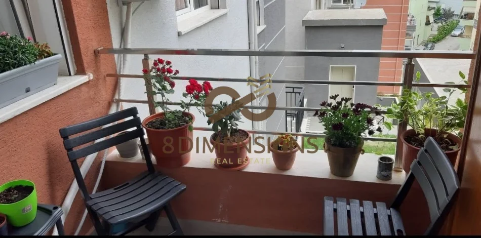 Jepet me qera Apartament 2+1 ne kopshtin Botanik prane xhamise se Selites (D8242A-215)