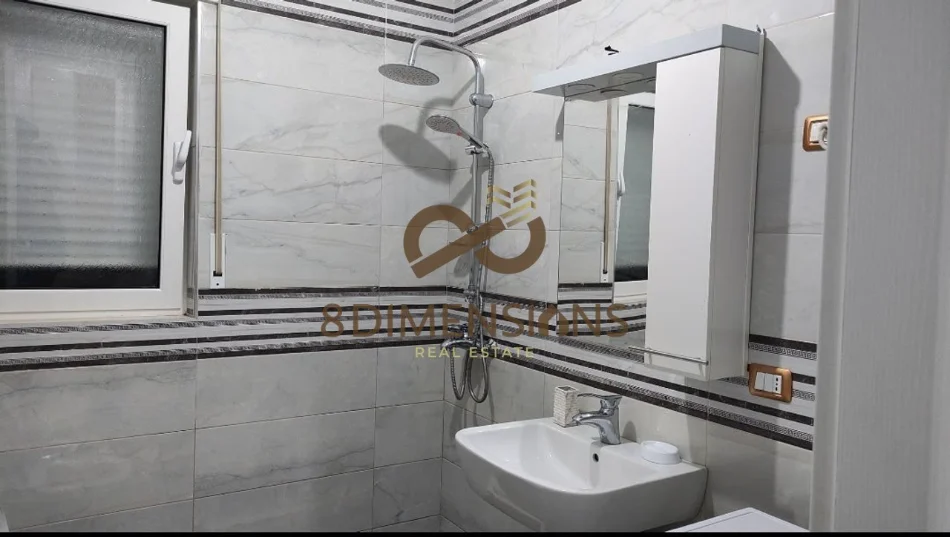 Jepet me qera Apartament 2+1 ne kopshtin Botanik prane xhamise se Selites (D8242A-215)