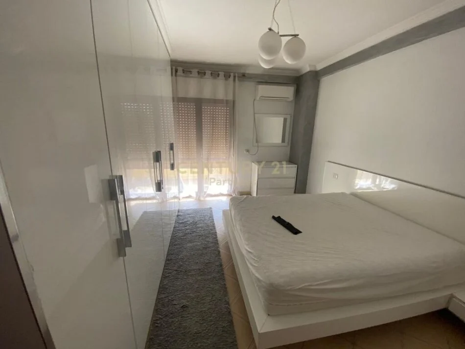 Tirane, jepet me qera apartament 2+1+Ballkon Kati 6, 107 m² 700 € (Komuna e Parisit)