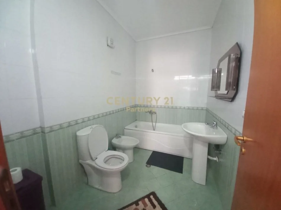 Tirane, jepet me qera apartament 2+1+Ballkon, Kati 6, 107 m² 600 € (Komuna e Parisit)