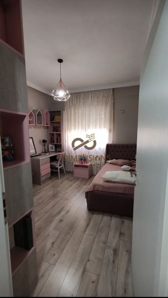 Jepet me qera Apartament 2+1 ne kopshtin Botanik prane xhamise se Selites (D8242A-215)