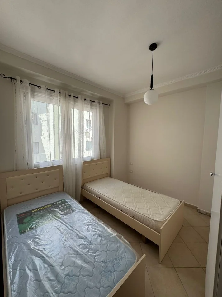Tirane, jepet me qera apartament 2+1+Ballkon Kati 3, 85 m² 450 € (Rruga Bill Klinton Komuna Parisit)