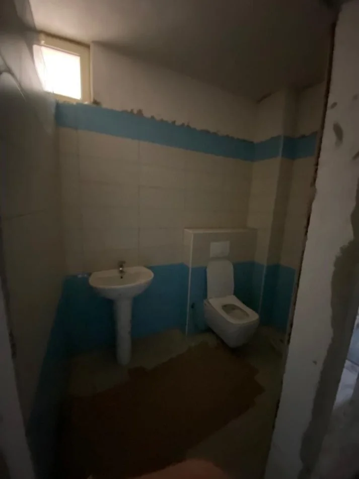 Durres, jepet me qera magazine Kati -1, 53 m² 260.000 € (Lagja 13, Durres)