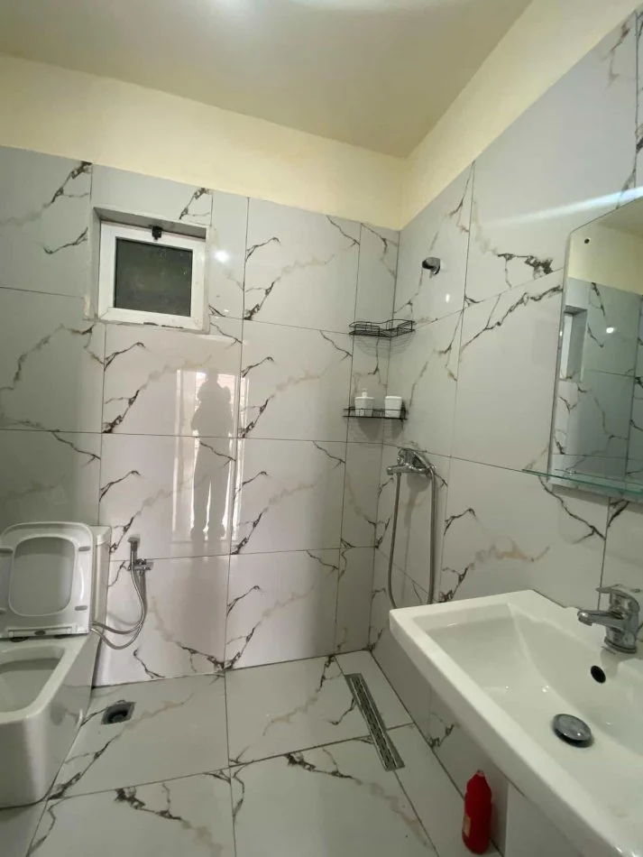 Tirane, jepet me qera shtepi 2+1+parkim Kati 1, 90 m² 300 € (Farke e Vogel , Rruga Daxhit)