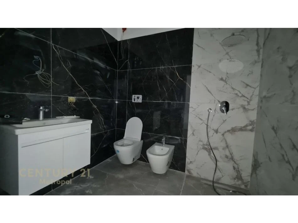 SHESIM APARTAMENT 3+1+2 ME OBORR, PRANE TEGUT!