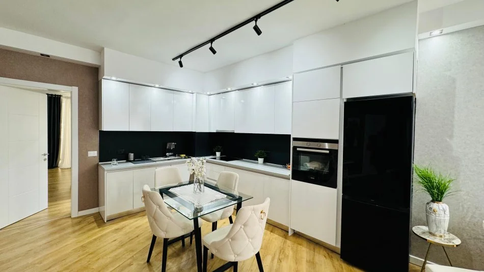 Tirane, jepet me qera 2+1 Kati 1, 110 m² 700 € (Xhamia Kopshti Botanik)