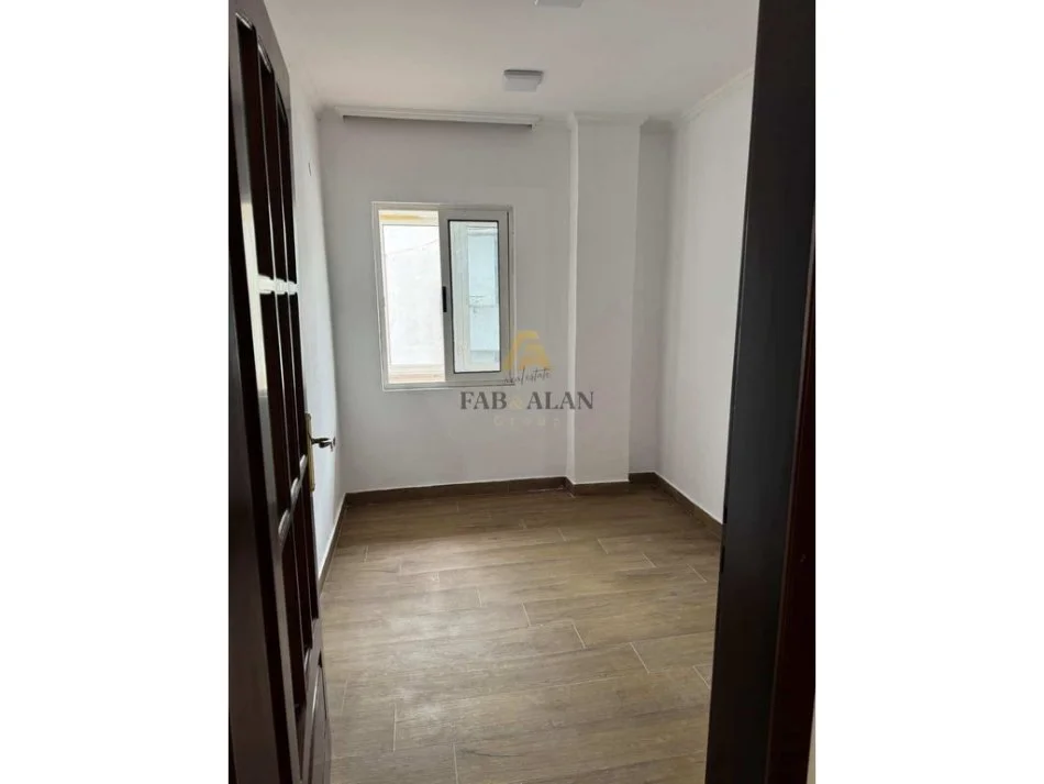 Tirane, jepet me qera ambjent biznesi Kati 4, 178 m² 1.700 € (Sheshi Willson)