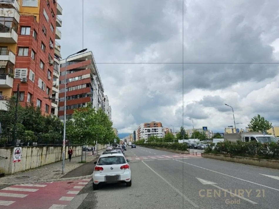 Tirane, shitet dyqan Kati 0, 129 m² 325,000 € (Yzberisht)