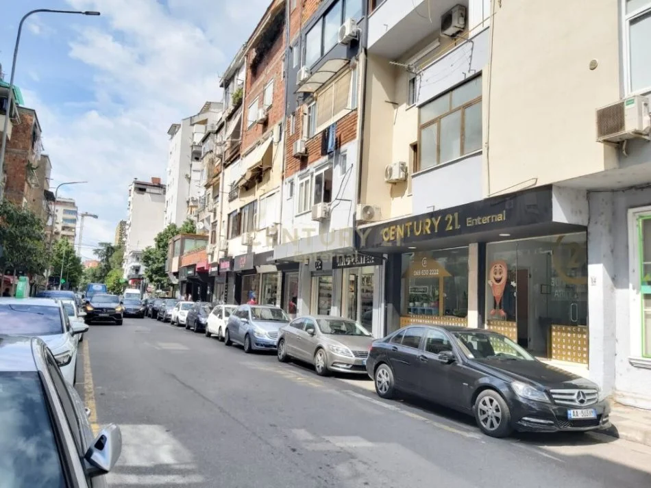 Tirane, shitet apartament 3+1+Ballkon Kati 2, 225.000 m² 225.000 € (BLLOK)