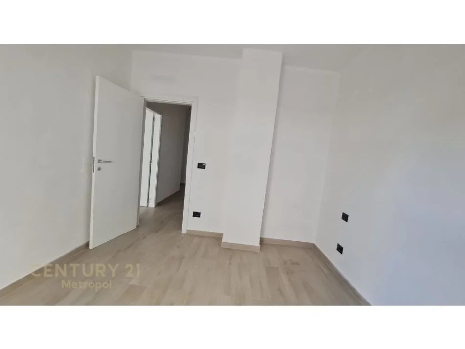 SHESIM APARTAMENT 3+1+2 ME OBORR, PRANE TEGUT!