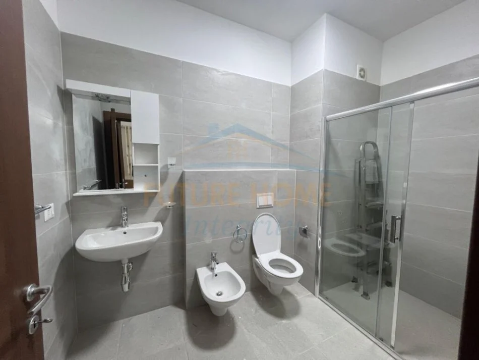 Tirane, jepet me qera apartament 2+1+Ballkon Kati 3, 115 m² 800 € (Rruga e Dibres)
