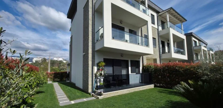 Tirane, shitet triplex 4+1+3+4 Poste Parkimi,  Kati 0, 309 m² 700.000 € (liqeni i thate)