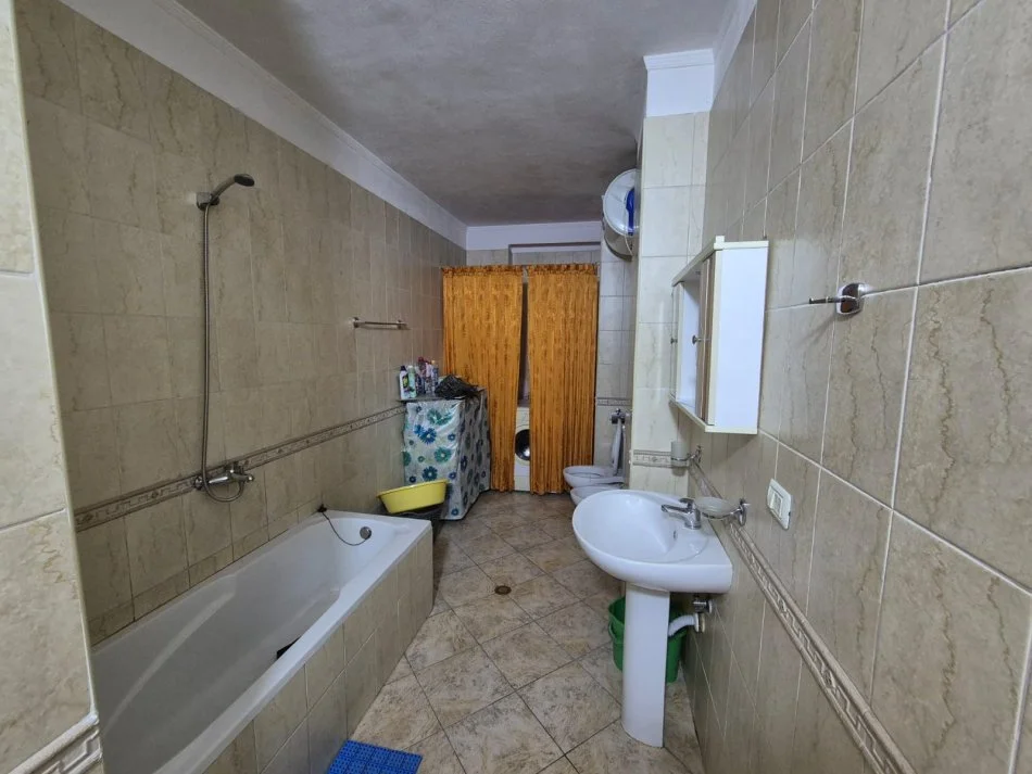 Tirane, jepet me qera apartament 2+1+Ballkon Kati 4, 130 m² 700 € (21 Djetori)